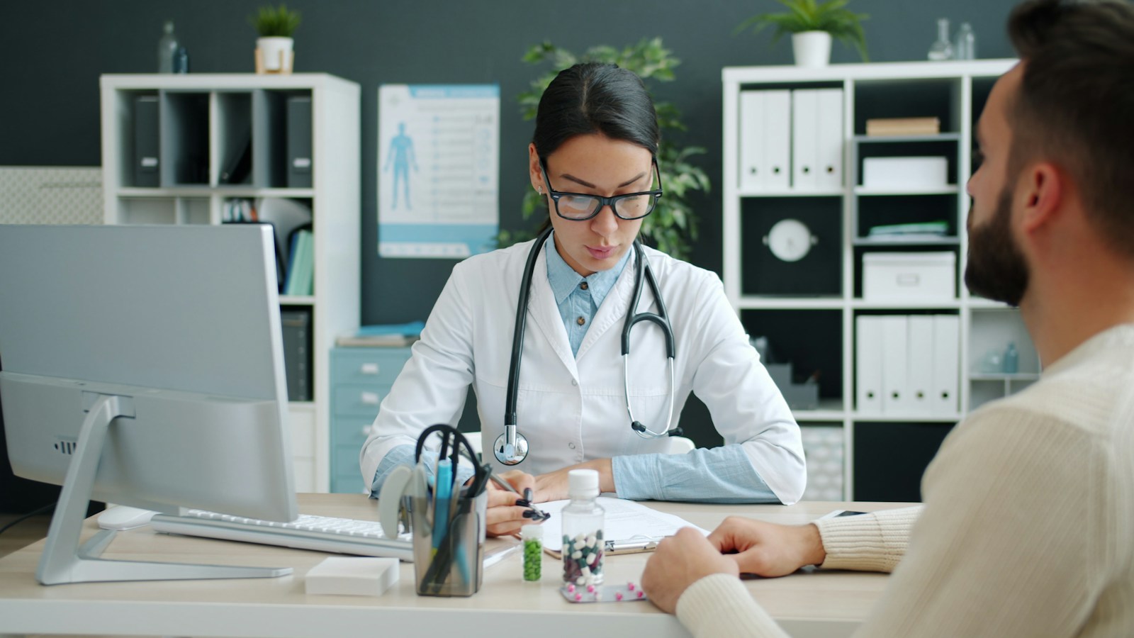 Stock photograph illustrating a healthcare consultation, not Columbia Pain Management staff